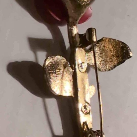 Vtg Single Red Metal Rose Petals w Gold Tone Stem Lapel Pin Flower Brooch - Picture 2 of 5